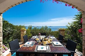 Private Seaside Villa Sleeps 10 With Infinity Pool