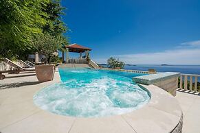 Private Seaside Villa Sleeps 10 With Infinity Pool