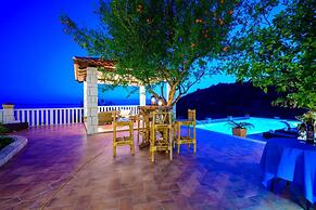 Private Seaside Villa Sleeps 10 With Infinity Pool