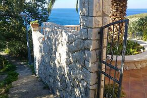 Private Seaside Villa Sleeps 10 With Infinity Pool