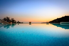 Private Seaside Villa Sleeps 10 With Infinity Pool