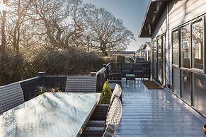 St Helens 2-bed Lodge, Sleeps 4, Pets Ok & Pool