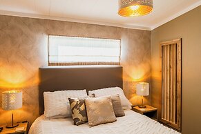 St Helens 2-bed Lodge, Sleeps 4, Pets Ok & Pool