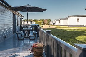 St Helens 2-bed Lodge, Sleeps 4, Pets Ok & Pool
