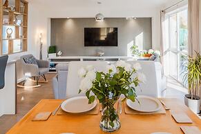 St Helens 2-bed Lodge, Sleeps 4, Pets Ok & Pool