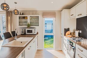 St Helens 2-bed Lodge, Sleeps 4, Pets Ok & Pool