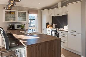 St Helens 2-bed Lodge, Sleeps 4, Pets Ok & Pool