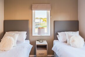 St Helens 2-bed Lodge, Sleeps 4, Pets Ok & Pool