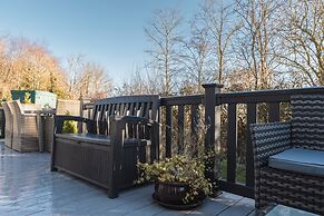 St Helens 2-bed Lodge, Sleeps 4, Pets Ok & Pool