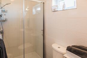 St Helens 2-bed Lodge, Sleeps 4, Pets Ok & Pool