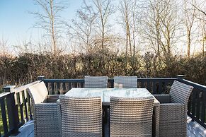 St Helens 2-bed Lodge, Sleeps 4, Pets Ok & Pool