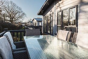 St Helens 2-bed Lodge, Sleeps 4, Pets Ok & Pool