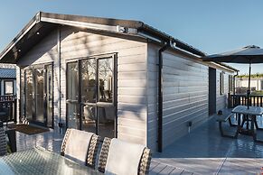 St Helens 2-bed Lodge, Sleeps 4, Pets Ok & Pool