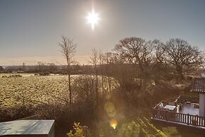 St Helens 2-bed Lodge, Sleeps 4, Pets Ok & Pool