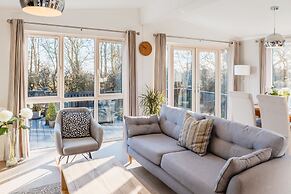 St Helens 2-bed Lodge, Sleeps 4, Pets Ok & Pool