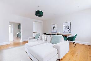 Chic & Characteristic 2BD House - Irishtown
