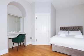 Chic & Characteristic 2BD House - Irishtown