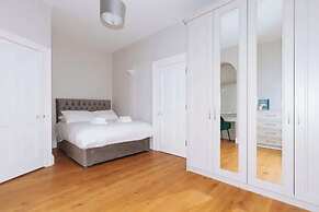 Chic & Characteristic 2BD House - Irishtown