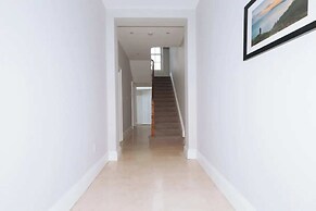 Chic & Characteristic 2BD House - Irishtown