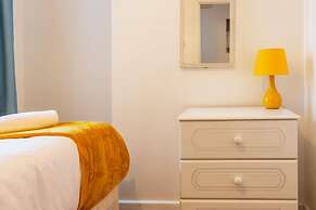 Stylish 3-bed House With Free Parking & Wifi