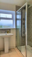 Large 5 Bedroom House Terrace Parking