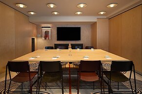 Moxy Sydney Airport