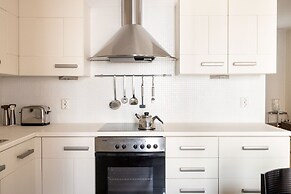 2ndhomes Deluxe 2BR Apt w Sauna&Balcony