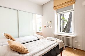 2ndhomes Deluxe 2BR Apt w Sauna&Balcony