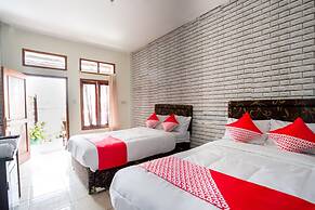 Super OYO 2961 Artana Bed & Breakfast