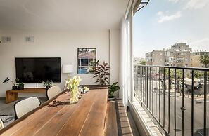 Spacious & Bright 3BR Apt with City View