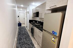 2 Bed Flat - Sleeps 6 - Pool - Parking - Wifi