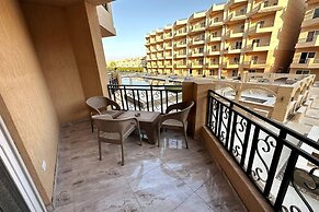 2 Bed Flat - Sleeps 6 - Pool - Parking - Wifi