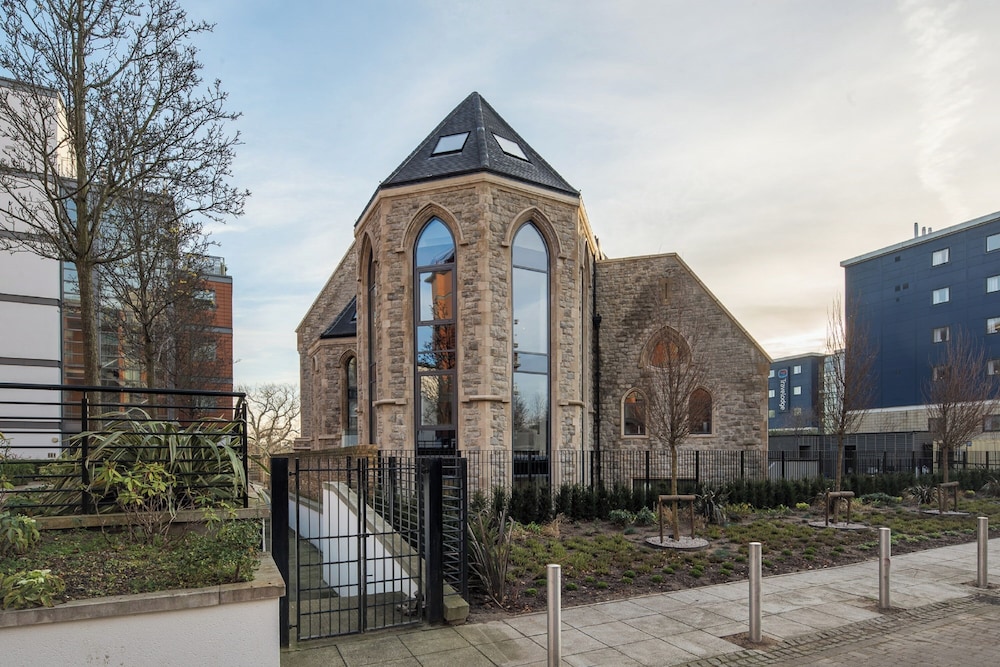 Kew Bridge by Viridian Apartments