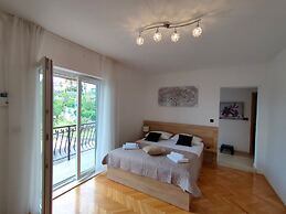 A5 Beachfront apt With a Balcony and sea View