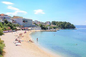 A5 Beachfront apt With a Balcony and sea View