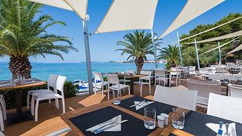 A6 Beachfront apt With big Terrace and sea View