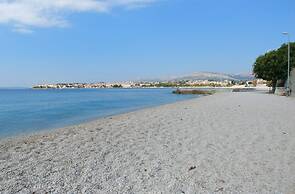 A6 Beachfront apt With big Terrace and sea View