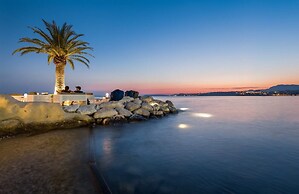 A4 Beachfront apt With big Terrace and sea View