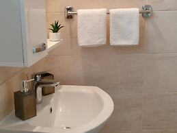 A4 Beachfront apt With big Terrace and sea View