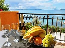 A4 Beachfront apt With big Terrace and sea View
