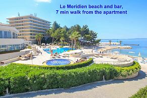 A4 Beachfront apt With big Terrace and sea View