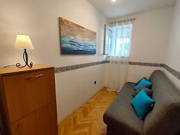 A4 Beachfront apt With big Terrace and sea View