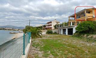 A4 Beachfront apt With big Terrace and sea View
