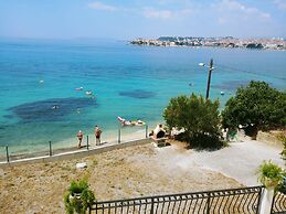 A4 Beachfront apt With big Terrace and sea View
