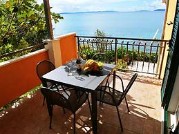 A4 Beachfront apt With big Terrace and sea View