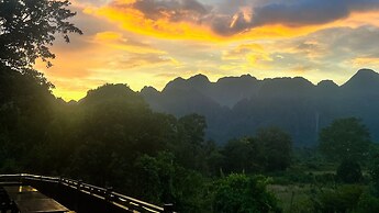 Mad Monkey  Vang Vieng