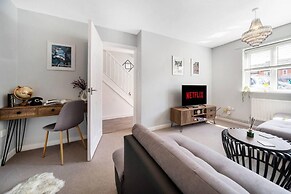 Spacious 3 bed House Garden Parking Wifi Smart tv
