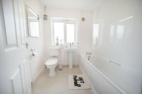 Spacious 3 bed House Garden Parking Wifi Smart tv