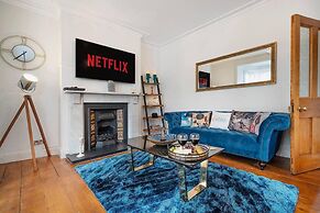 Huge House Pool Table Parking Garden sky tv Wifi