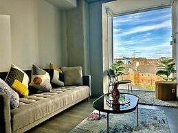 Captivating 2-bed Skyview Apartment in Leeds
